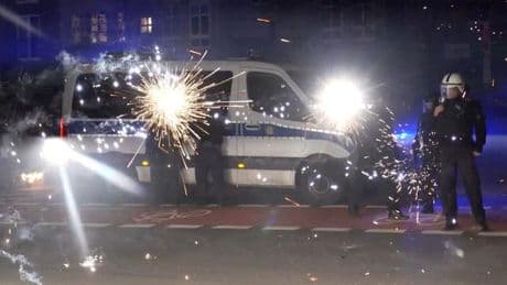 Kriminalität zum Jahreswechsel: Böllerwürfe auf Polizisten - Jugendliche verurteilt