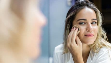 Arkaitz Felices, cosmetólogo: “La gran mayoría de los productos de maquillaje no están formulados para fundirse con los filtros solares, lo que altera la textura final e impide que los filtros se asienten de forma homogénea sobre la piel”
