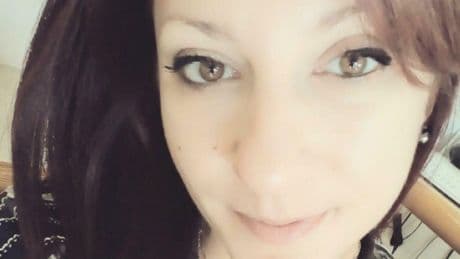 Alessia Burattin, morta per un malore in vacanza e davanti al compagno e al figlio: aveva 43 anni