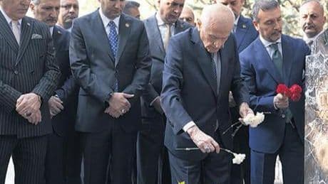 Yeni dönem için ‘4 adım’ çağrısı! MHP lideri Devlet Bahçeli, Türkeş’in kabrini ziyaret etti