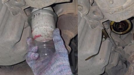 Un mecánico enseña su truco para cambiar el filtro del aceite de un coche con un vaso de plástico y le llueven las críticas: “Deberías llenarlo antes de cambiarlo”
