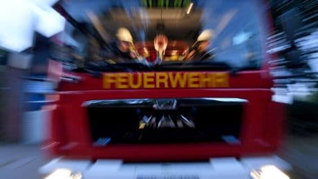 Schwierige Brandbekämpfung: Schwer zu löschender Brand in Magdeburger Holzpellet-Fabrik