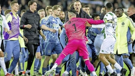 Etienne Vaessen krijgt schikkingsvoorstel van vier duels na slaan van Ajax-assistent