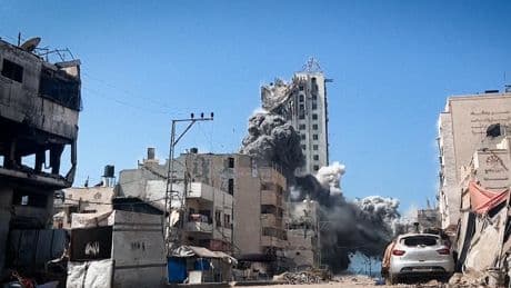 El momento en el que el ejército israelí derriba la torre más alta de Gaza