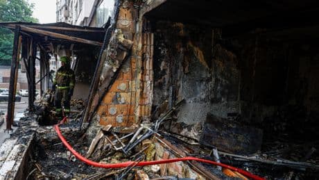 Un nuevo ataque masivo de Rusia deja un muerto en Kiev, daños en una guardería y en el metro y varios incendios
