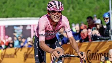 Herbeleef de slechte dag van UAE Team Emirates, Primoz Roglic en Thymen Arensman; feest bij Astana