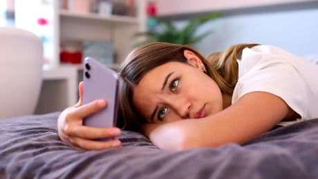 Los jóvenes pasan 11 horas más delante de las pantallas, hacen menos deporte y consumen menos fruta que hace tres años