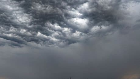 Wetter: Hagel und Starkregen: Ostersonntag drohen Unwetter in NRW