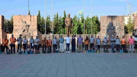 Karabağlar’da temizlik çalışmaları hız kesmeden devam ediyor