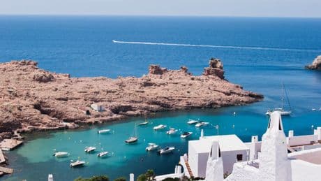 Los rincones favoritos de Laura Escanes en esta isla: calles medievales, aguas turquesas y atardeceres