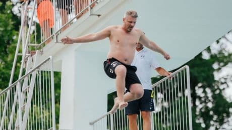 Bade-Spaß in Österreich - Bundesliga-Trainer stürzt sich vom 10-Meter-Turm