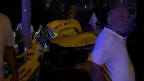 Mersin'de kontrolden çıkan taksi direğe çarptı: İki ölü