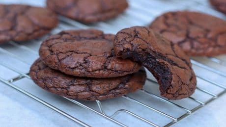 Sadece 15 dakikada hazırlayın: Çatlayan görüntüsüyle büyüleyen brownie kurabiye tarifi!
