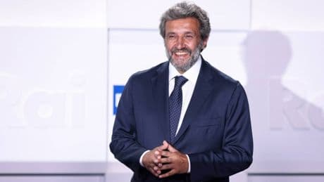 Flavio Insinna, la compagna conosciuta ad Affari Tuoi, Don Matteo e il ritorno in Rai con Carlo Conti: ecco dove lo vedremo