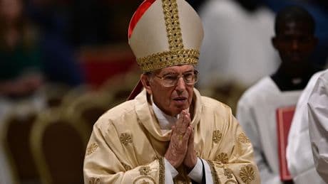 Mort de François : Giovanni Battista Re, le vétéran du Vatican