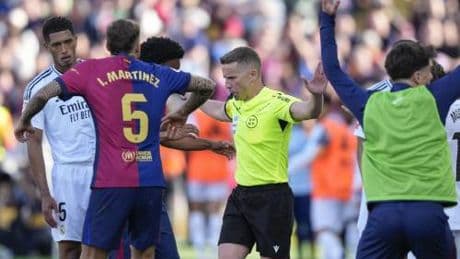 Barça-Real, spettacolo pazzesco. Ma povero arbitro