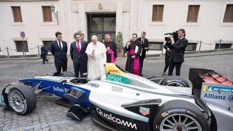 La tradición de los Papas con el automovilismo de competición: llegó a bendecir un Fórmula E