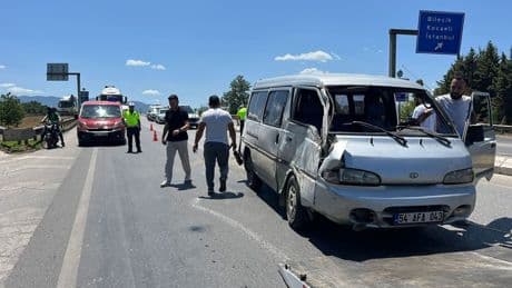 Sakarya'da minibüs devrildi: Çok sayıda yaralı var