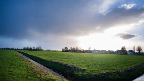 Zomerweer blijft dit weekend grillig, met zonnige momenten en stevige plensbuien