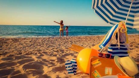 Spiagge vuote, come cambia l'estate italiana? Viaggi più brevi, mezze giornate e ombrelloni "in comune": le strategie per risparmiare
