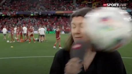 Beim Schweiz-Spiel im TV - Ex von Alisha Lehmann mit Ball abgeschossen