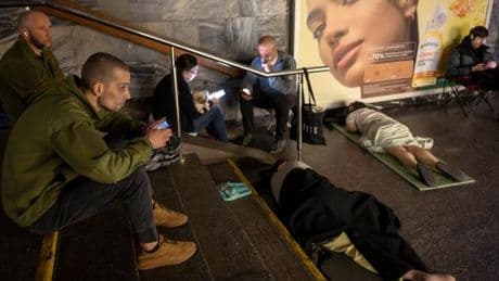 En direct, guerre en Ukraine : au moins onze blessés dans une attaque aérienne nocturne de la Russie sur Kiev