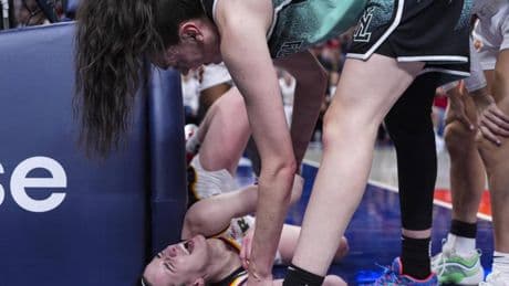 Caitlin Clark, la jugadora más mediática de la WNBA, da el susto
