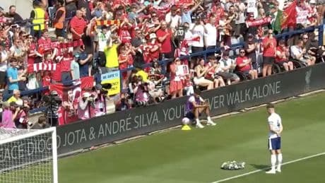 "You'll Never Walk Alone": Erstes Spiel nach Jotas Tod – Liverpool-Hymne sorgt für ergreifende Szenen