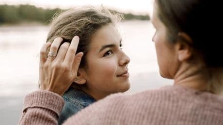 Je öfter Jugendliche mit den Eltern sprechen, desto zufriedener sind sie