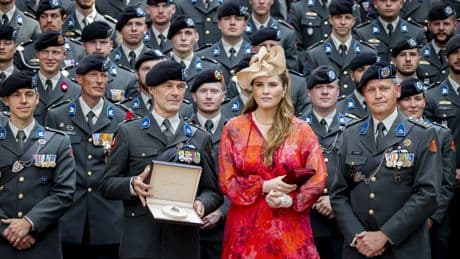 Amalia de Holanda reaparece con el brazo en cabestrillo junto a su padre, el rey