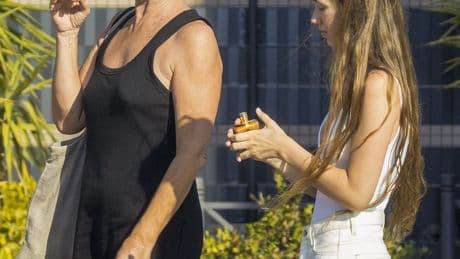 Las primeras imágenes de Ana Duato tras la absolución: Ibiza, sol y compras con su hija María