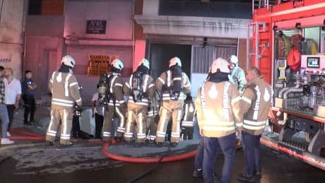 Güngören'de dört katlı tekstil firmasında çıkan yangın söndürüldü