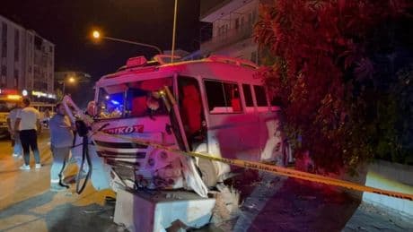 Aydın'da minibüs ve otomobil çarpıştı: 11 yaralı