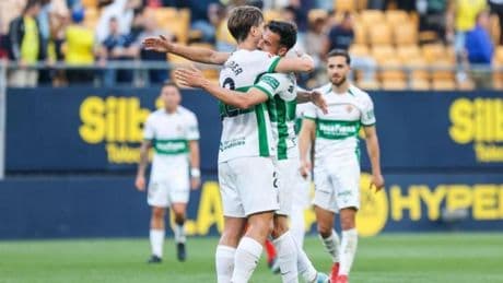 El Elche se mantiene como líder en solitario