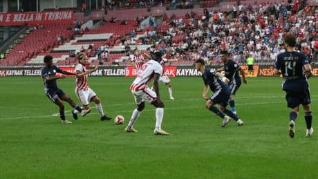 Samsunspor ligdeki ilk mağlubiyetini evinde aldı