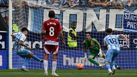 El Málaga se lleva el derbi andaluz y acaricia la permanencia