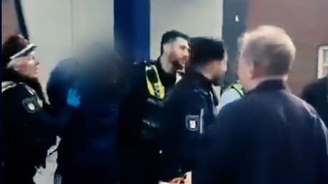 Festnahme in Hamburg - Frau nach Messerattacke abgeführt