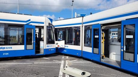 Tram ontspoort door botsing met busje en wordt aangereden door andere tram in Amsterdam