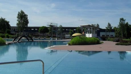 War das Getränk mit Chlor verunreinigt? - Frau (42) nach Freibad-Drink im Krankenhaus