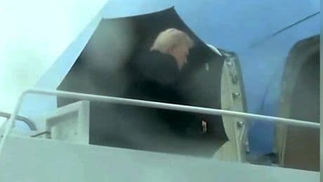 Das passt nicht. Mister President! - Trump will samt Schirm in die Air Force One