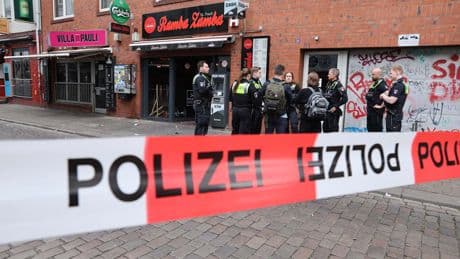 Polizei-Großeinsatz auf St. Pauli  - Blutige Randale in Kiez-Kneipe