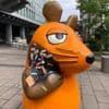 „Viele Fans haben Erste Hilfe geleistet“: Verkohlte Maus-Figur in Köln wird mit Pflastern versorgt