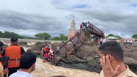 Mueren al menos cuatro turistas por el colapso de un conocido puente en la India