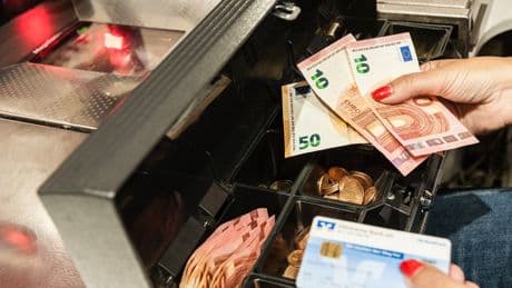 Alternative zu Bargeld: Neue Bezahlvariante wird für Supermärkte und Co. zur Pflicht