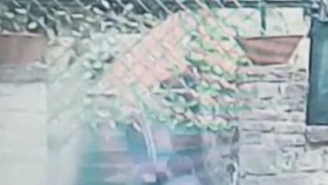 Así subieron a casa la maleta con 55 kilos de 'coca' el ertzaina narco y su cómplice