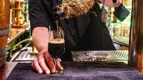 ‘Oyster stout’, cerveza con sabor a mar madurada en las aguas del Delta del Ebro