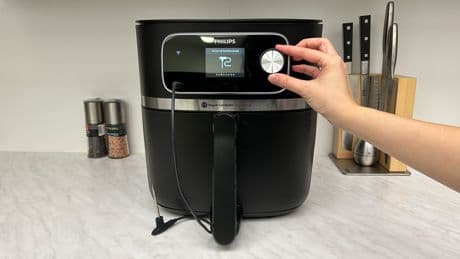Heißluftfritteusen im Test: Die Nummer 1 überzeugt mit durchdachtem Extra