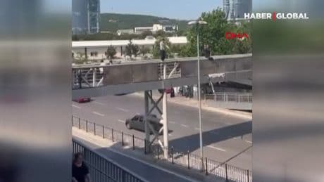Yürekleri ağza getiren an! Üst geçitten elektrik direğine atladı