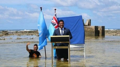 Tuvalu, l'arcipelago destinato a scomparire sotto l'acqua: ora gli abitanti chiedono di emigrare in Australia (ma i visti non bastano)