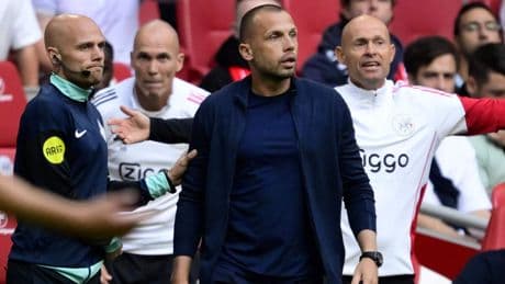 Ajax-trainer John Heitinga: ’Als hij zo blijft spelen, gaat hij nergens heen’